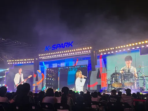 高雄直擊｜FTISLAND李洪基又跟翻譯吵架！4萬人嗨唱「到南部弄假牙」