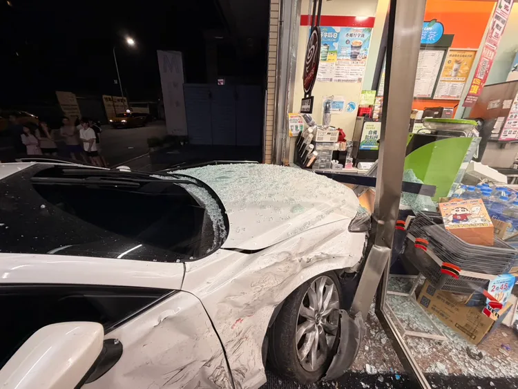 陳男在路口發生車禍後，再撞上路邊超商，導致該店門柱扭曲變形、玻璃碎一地。翻攝畫面