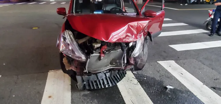 路口猛烈撞擊下，王男紅色車輛車頭嚴重毀損。翻攝畫面
