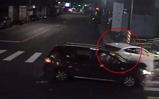 巷口未禮讓釀禍！新北2轎車路口碰撞失控衝進超商　玻璃門歪碎幸無人傷