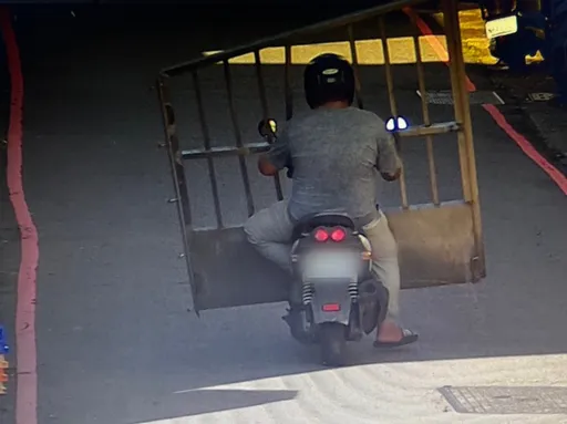傻眼！苗栗男大白天砂輪機切割校園白鐵門　騎機車整面載走