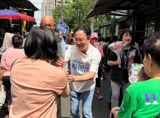向全天下母親致敬！　國民黨桃園市黨部大湳市場千支康乃馨傳情