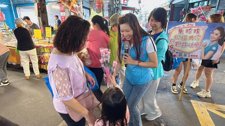 朱珍瑤致送康乃馨。國民黨桃園市黨部提供
