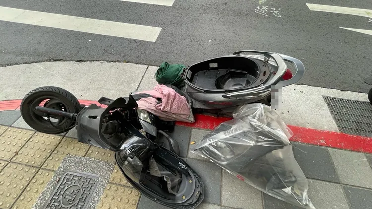 機車嚴重毀損。翻攝畫面