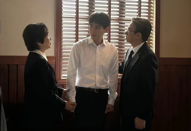 曾向鎮（中）在影集《絕命法官》飾演影帝張家輝（右）的兒子。大思娛樂提供