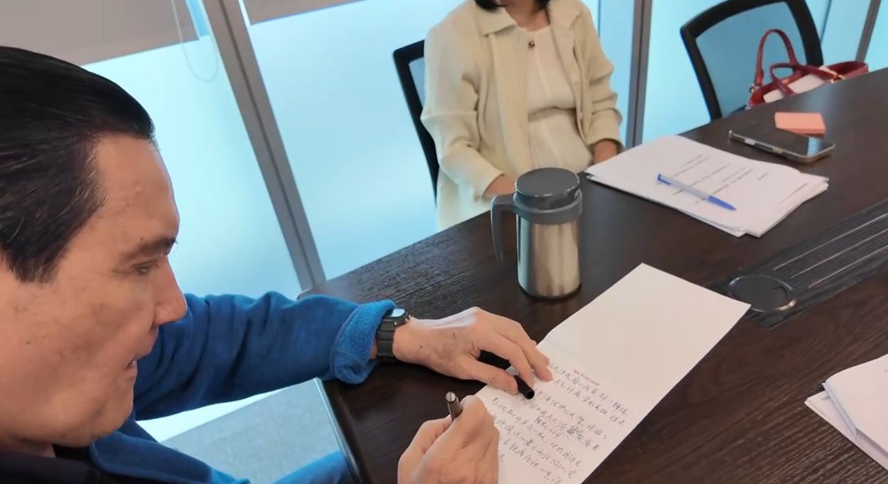 馬英九露面影片3異象 眾人熱議:金溥聰像在審馬英九