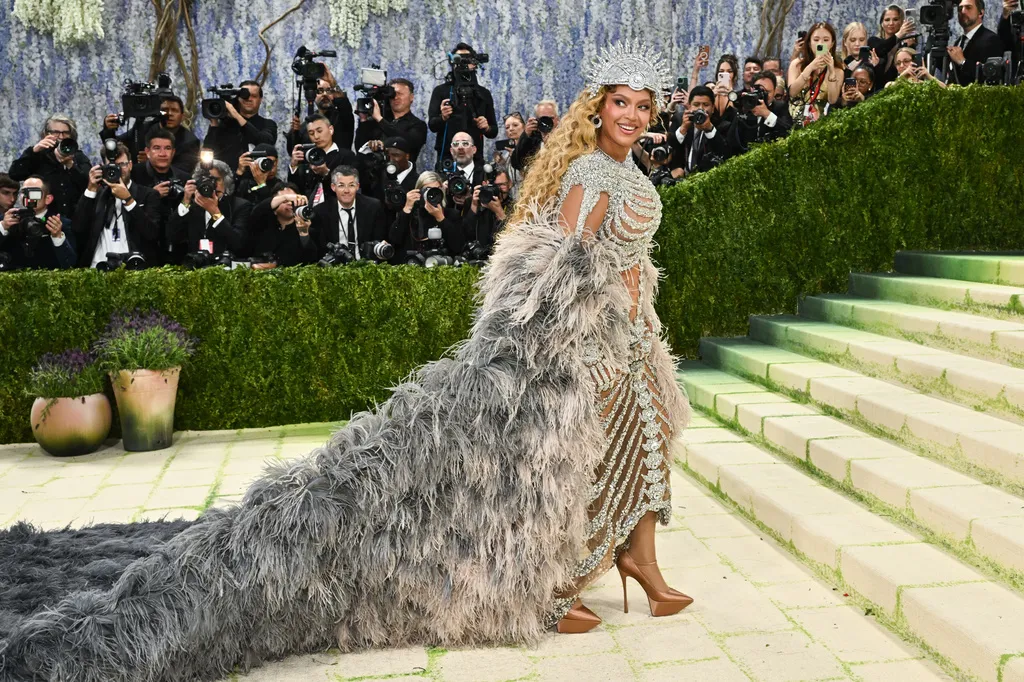 美國天后碧昂絲睽違10年回歸Met Gala，一登場就宣告女王霸氣回歸。美聯社