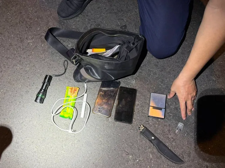 警方搜出毒品和刀械。桃園警分局提供