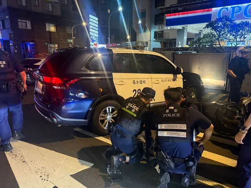 沒打方向燈拒檢狂飆！毒駕男衝撞警車落網　包內驚見毒品和刀械