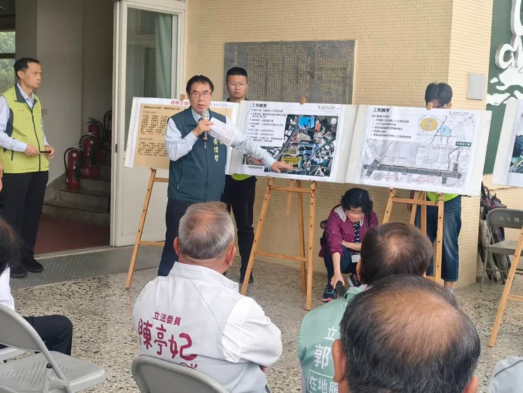 市長黃偉哲說明工程目的與施作情形。南市府提供