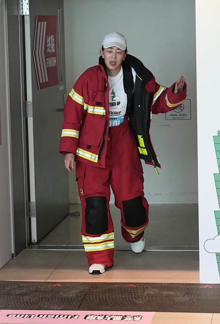 氣喘吁吁的賈永婕讚佩消防隊員的辛勞。彭欣偉攝