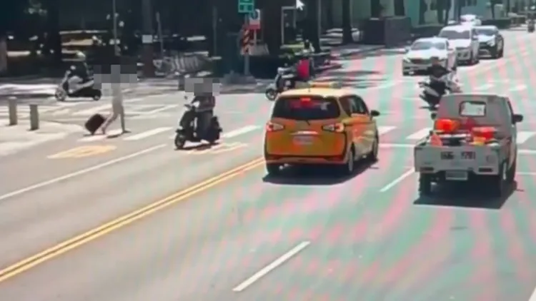 蔡男騎車未禮讓行人。翻攝畫面