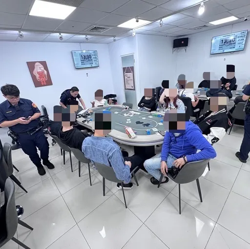 新北職業賭場藏商業大樓德撲協會店面！20人涉賭遭逮　查扣千萬籌碼
