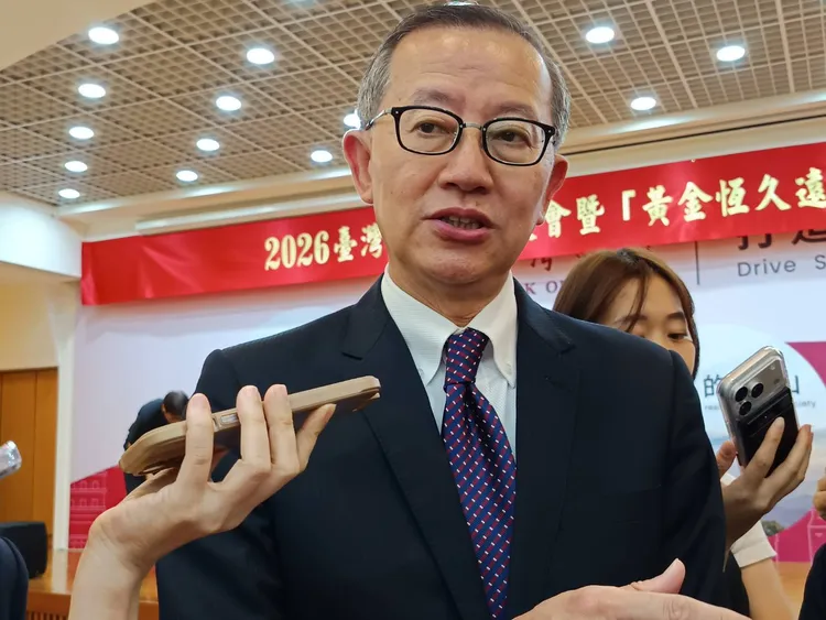 國際金價高檔震盪，「黃金王子」之稱的臺灣銀行貴金屬部經理楊天立昨受訪談及金價未來的走勢。許麗珍攝