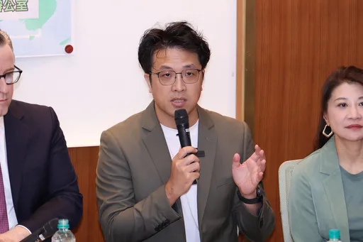 黃仁勳問蔣萬安「門在哪」　釣出沈伯洋英文解答
