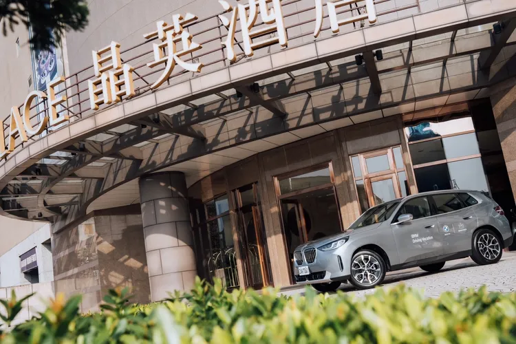 蘭城晶英酒店針對BMW主題房推出三天兩夜專屬住房專案，每晚1萬3399元+10%起，入住期間可免費駕乘BMW X3豪華運動休旅車探索宜蘭山海景致。蘭城晶英酒店提供