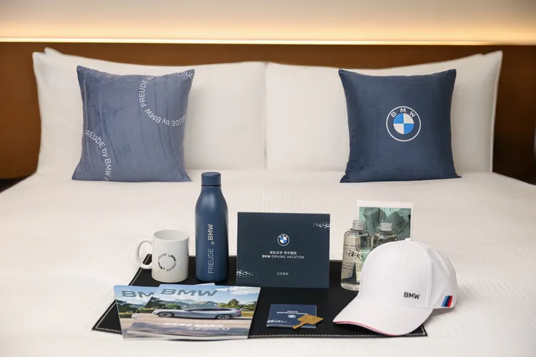 入住台北晶華酒店 BMW 主題房，即可獲贈BMW保溫水壺或品牌棒球帽乙份，完成試駕滿意度問卷者再加贈價值3000元的沐蘭SPA芳香療癒禮盒。台北晶華提供