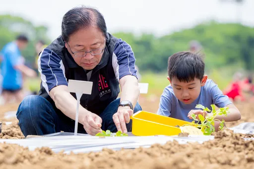 大園溪海西瓜節首創田間祈福　張善政挽袖栽種瓜苗！3個月後見