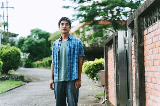 曾敬驊蹲草地研究蚊香像「沖天炮」　劇組遇颱風攪局「土石流警報」停拍