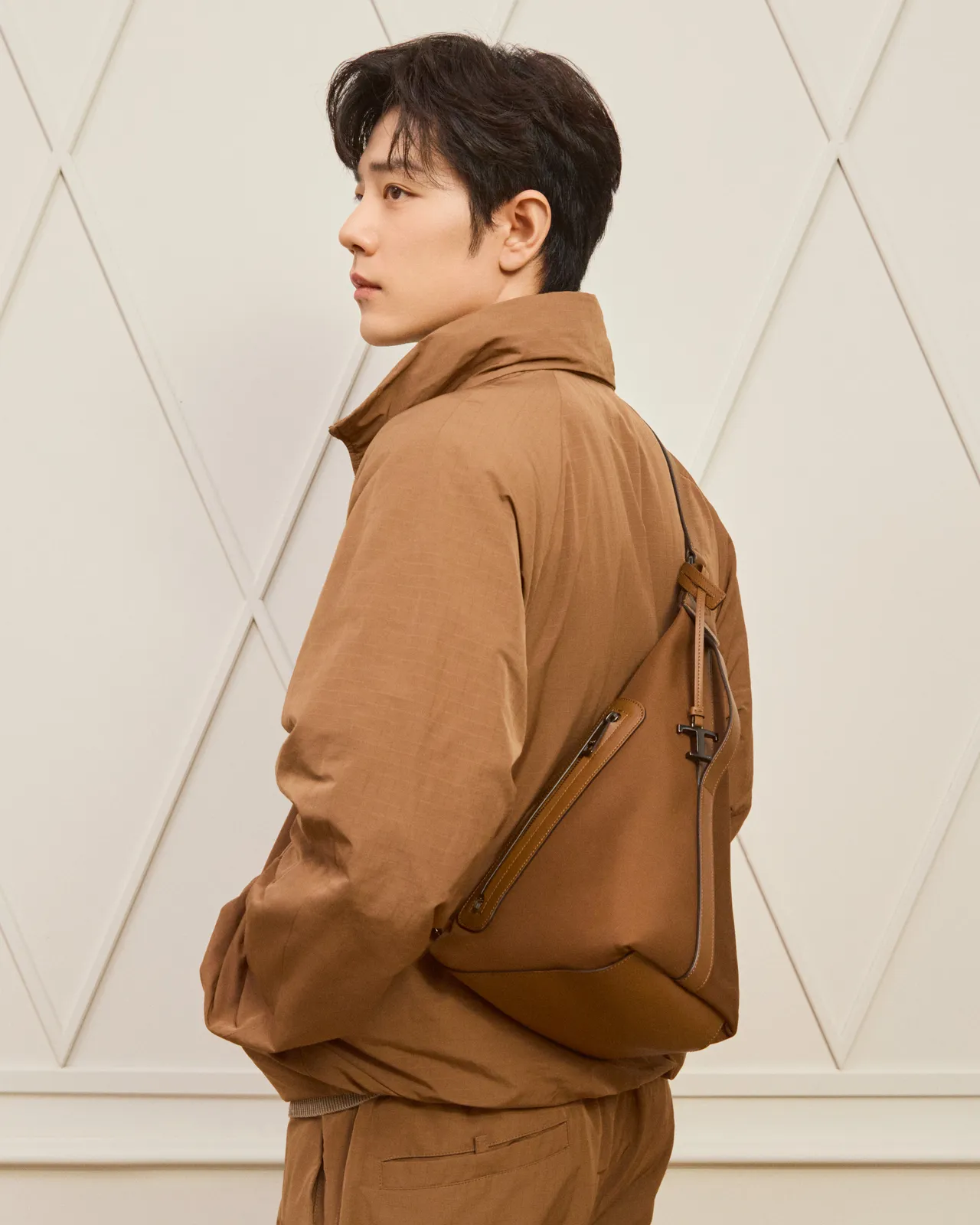 TOD’S·X聯名系列推出Triangle三角包。品牌提供