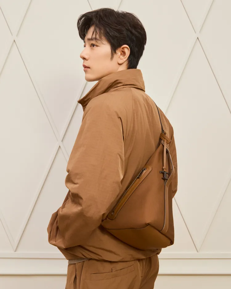 TOD’S·X聯名系列推出Triangle三角包。品牌提供