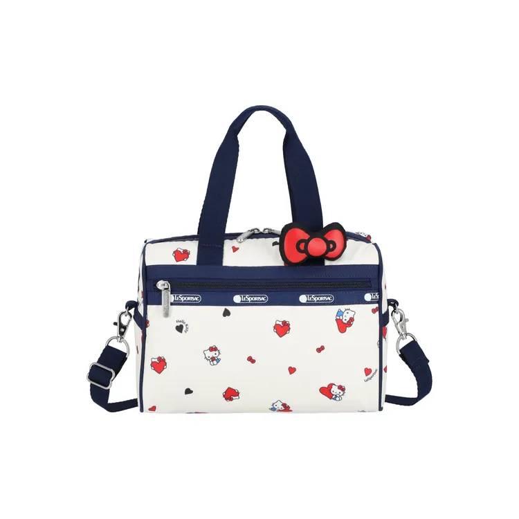 LeSportsac X HELLO KITTY心語呢喃小型日常兩用包，6200元。品牌提供