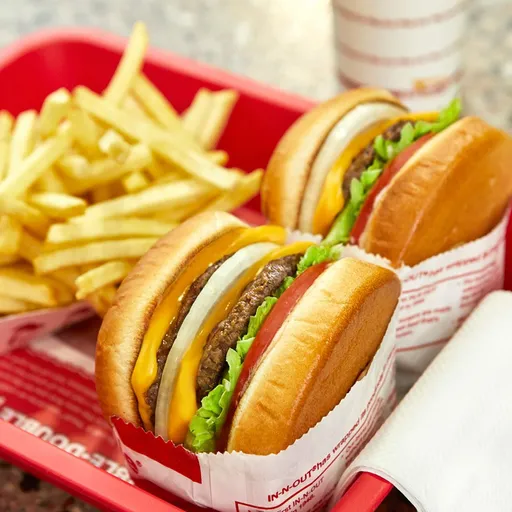 超噁！IN-N-OUT開賣半小時完售　代排大叔竟當眾摳腳撒尿