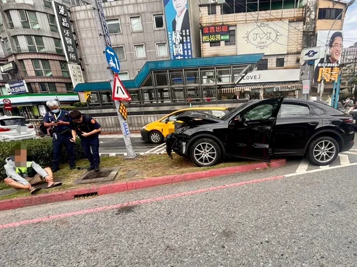 板橋保時捷毒駕「像失控飛彈」暴衝撞爛車頭　整排燈桿同感「劇烈震撼」畫面曝