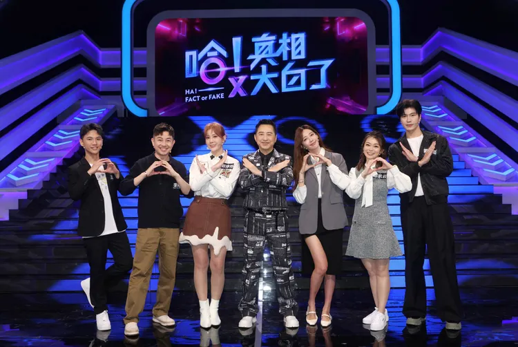 （左起１、２、３）王伯源、李明川、郭婷筠，與（右起３、２、１）王心恬、鄭凱云、劉泯廷同上節目。公視提供
