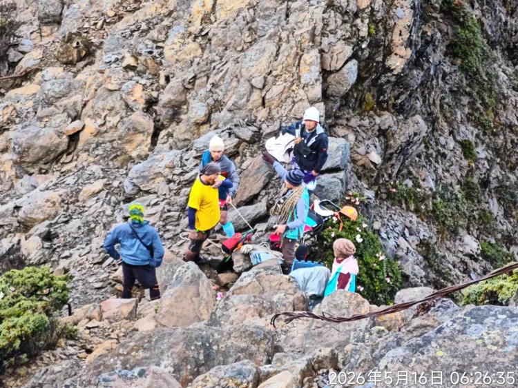 搜救人員下切山谷，總算找到氣絕身亡的蔡姓男山友。南投縣消防局提供