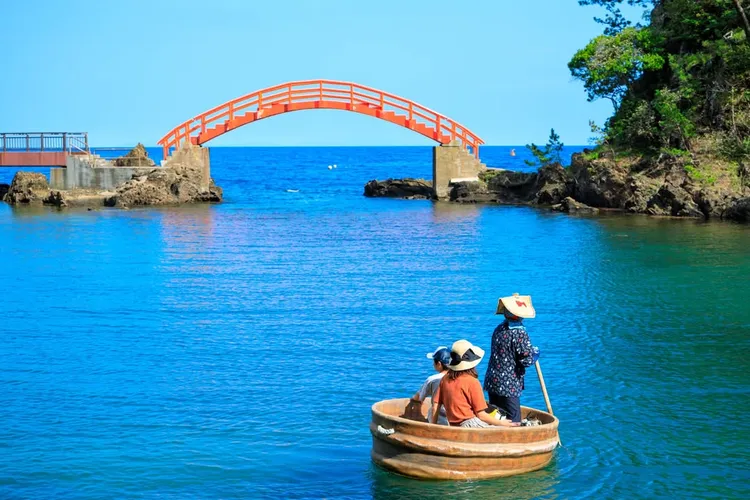 日本新潟縣佐渡島，小木港划盆舟體驗，神隱少女場景重現。業者提供