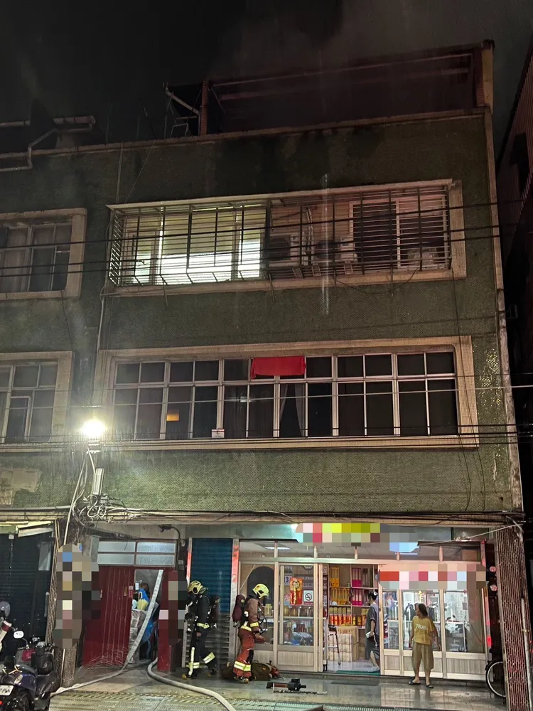 起火點位於公寓頂樓鐵皮加蓋。翻攝畫面