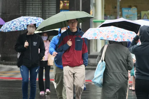 36°C高溫後急變天！梅雨鋒面今殺到　全台雷雨連炸3天