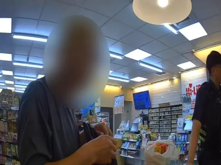 警方在超商逮獲毒品通緝犯。翻攝畫面