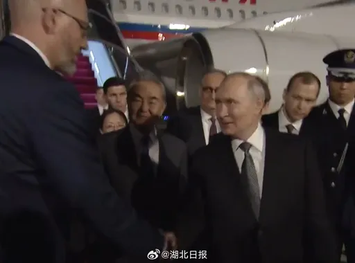 普丁深夜抵中！外長王毅接機　5副總理＋8部長豪華代表團跟川普拼了