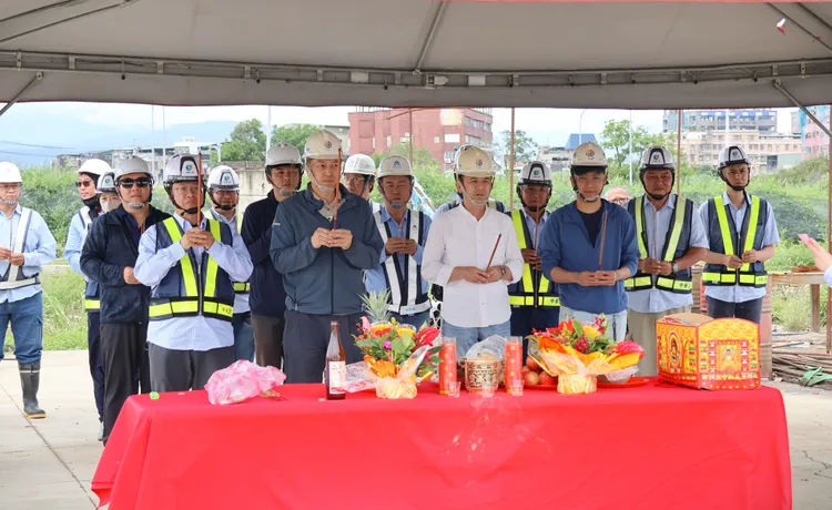 新營盤橋上樑吊掛作業完成，地政局及工程團隊上香祈求後續工程順利。地政局提供