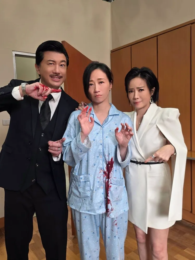 吳皓昇（左）坦言看到劇本時又興奮又難過，中為潘奕如、右為陳仙梅。民視提供