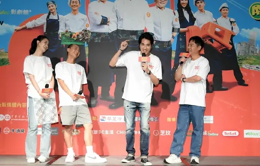 藍正龍辦桌見紅「刺傷手指」　笑稱：把人生丟進廚房裡