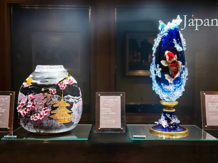 高雄漢來推出「黑木國昭-日本玻璃藝術展」，展出多件日本玻璃工藝大師經典作品，呈現四季之景與自然意象之美。業者提供