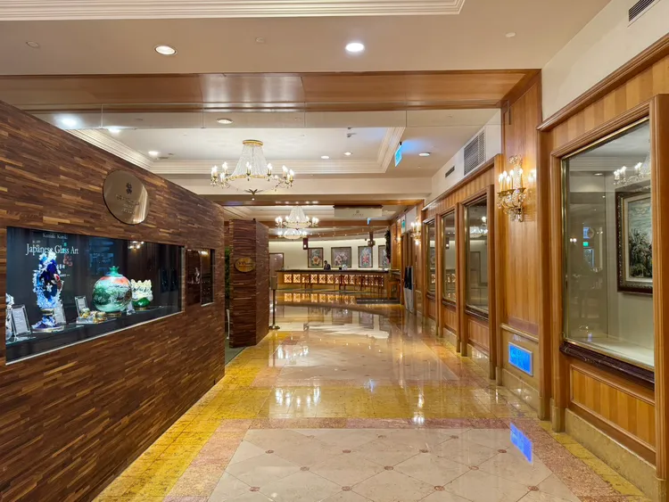 高雄漢來大飯店打造大廳藝文展示空間，透過展覽與館內典藏，讓旅客於入住期間近距離感受工藝與美學交織之美。業者提供