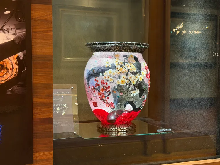 《紅白梅》花器，以盛放寒冬的紅白梅象徵希望與新生，透過金箔、白金箔與玻璃交織，展現細膩光影層次。業者提供