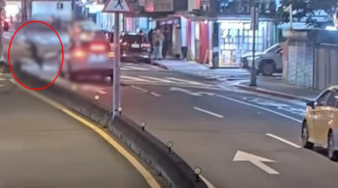 行人地獄景美上演 小客車路口「直直衝」把路人撞飛!驚悚畫面曝光