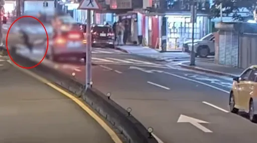 行人地獄景美上演　小客車路口「直直衝」把路人撞飛！驚悚畫面曝光
