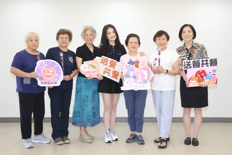 紅心字會秘書長李顯文、公益大使蜜雪與長輩一起同框感謝永齡基金會「永飽安康」營養餐食計畫，讓弱勢長者健康營養加分。紅心字會提供
