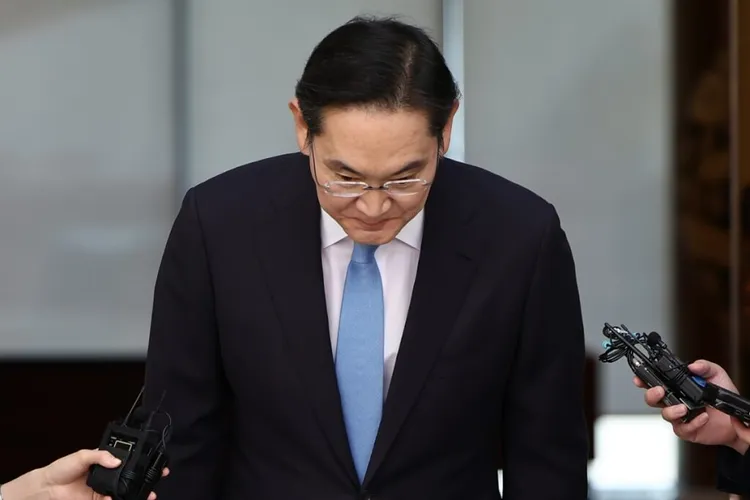 三星董事長李在鎔返韓神情凝重，在媒體鏡頭前三度鞠躬。韓聯社
