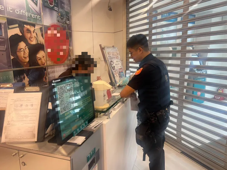 蔡女差點提領50萬元買遊戲點數卡。民眾提供