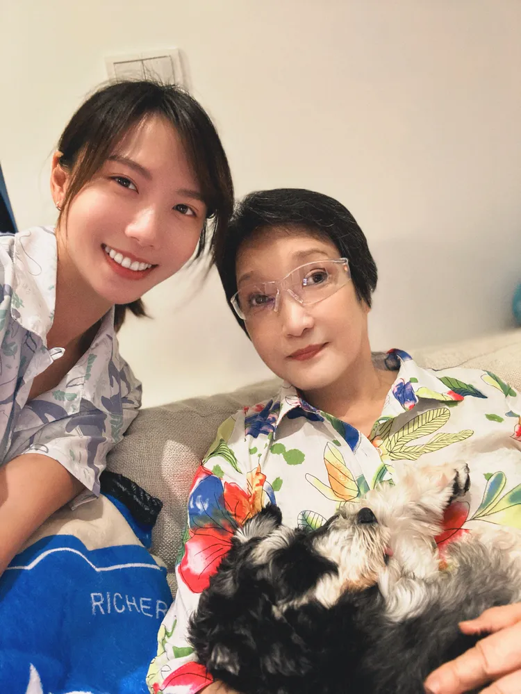 大牙和媽媽鬧彆扭中，只能翻看去年母親節合照嘆氣。翻攝大牙臉書