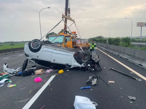 國道1號嘉義民雄段清晨事故　駕駛精神不濟失控翻車2人傷
