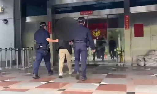 聲援民團教育部前陳抗　台聯黨主席周倪安遭人丟水球