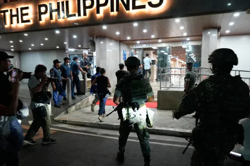 國會驚魂夜！菲參院爆十多聲槍響　參議員驚恐藏身